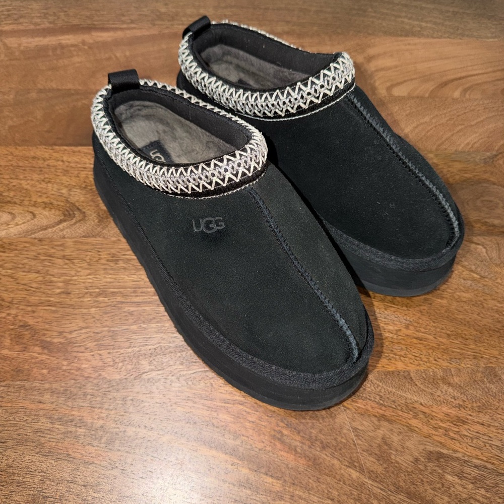 VGUC Ugg Tazz Black Platformed Shoe Size 7 Women’s - Picture 2 of 6